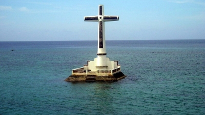 El cementerio hundido cerca de la isla de Camiguin en Filipinas